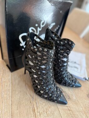 Alice + Olivia Black Studded Cutout Pointed-Toe Ankle Boots